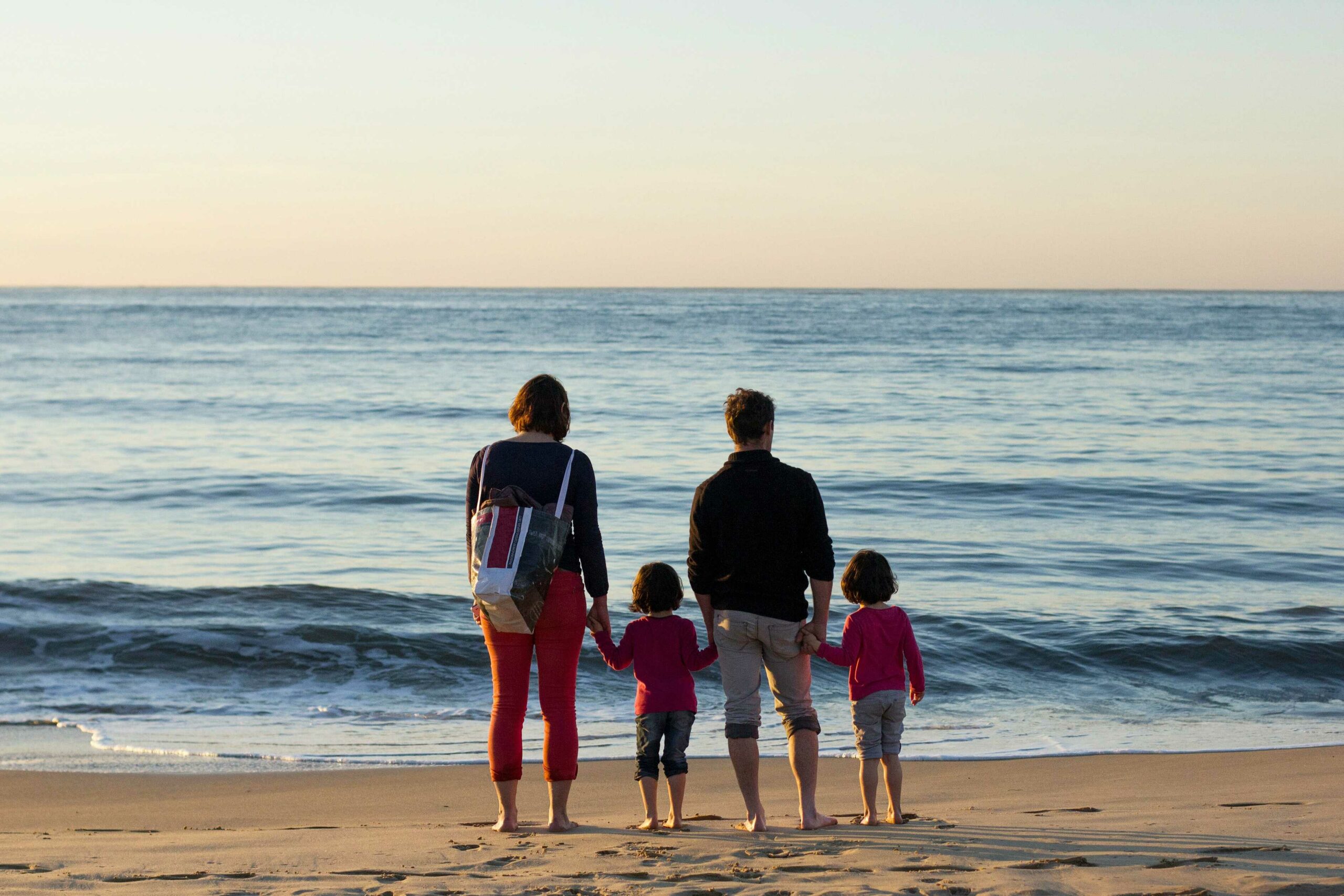 rodzice z dziećmi nad brzegiem morza