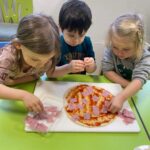 Przedszkolaki przygotowują pizzę