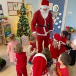 Mikołaj odwiedza dzieci